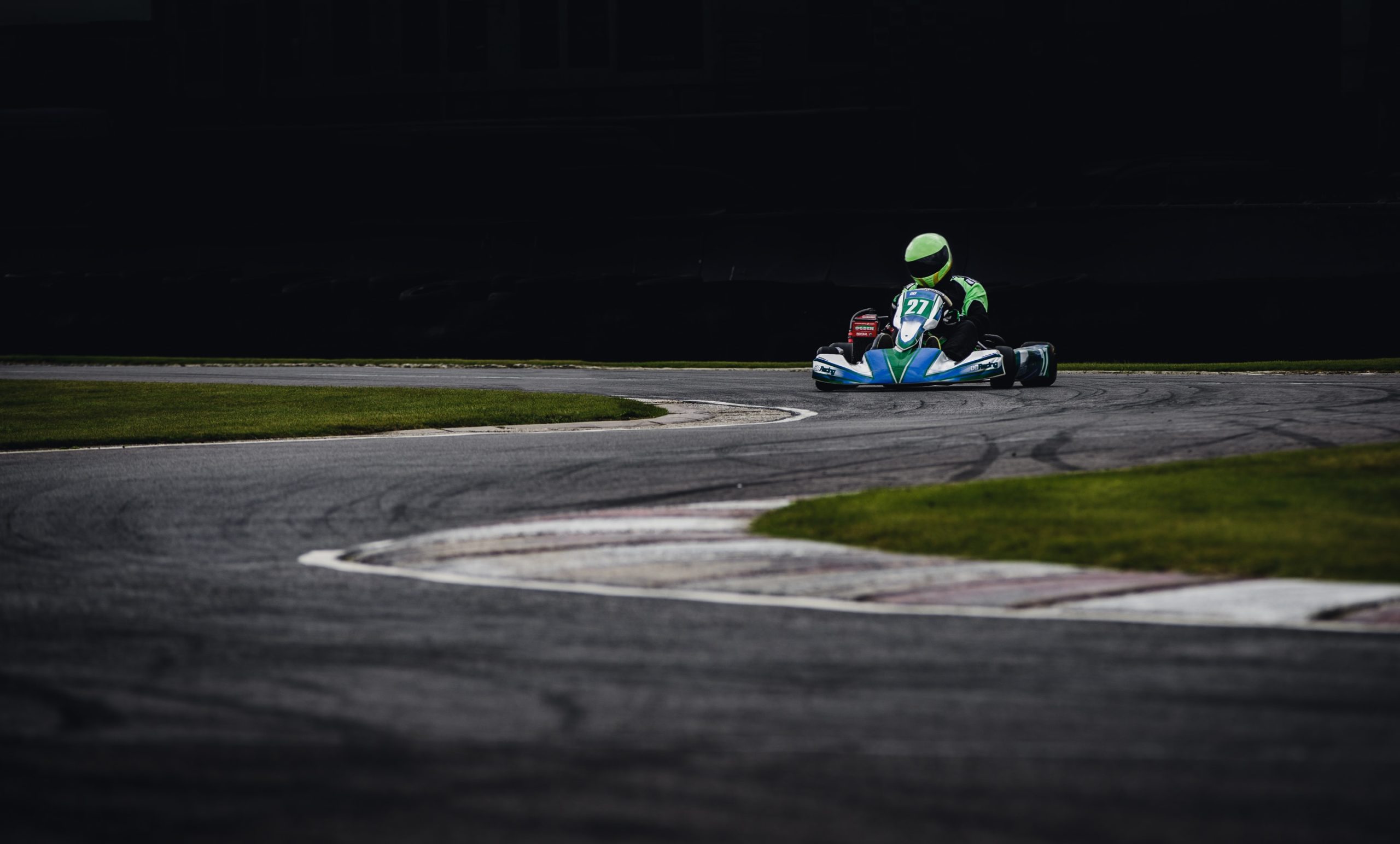 Gokart og fører på bane i fart