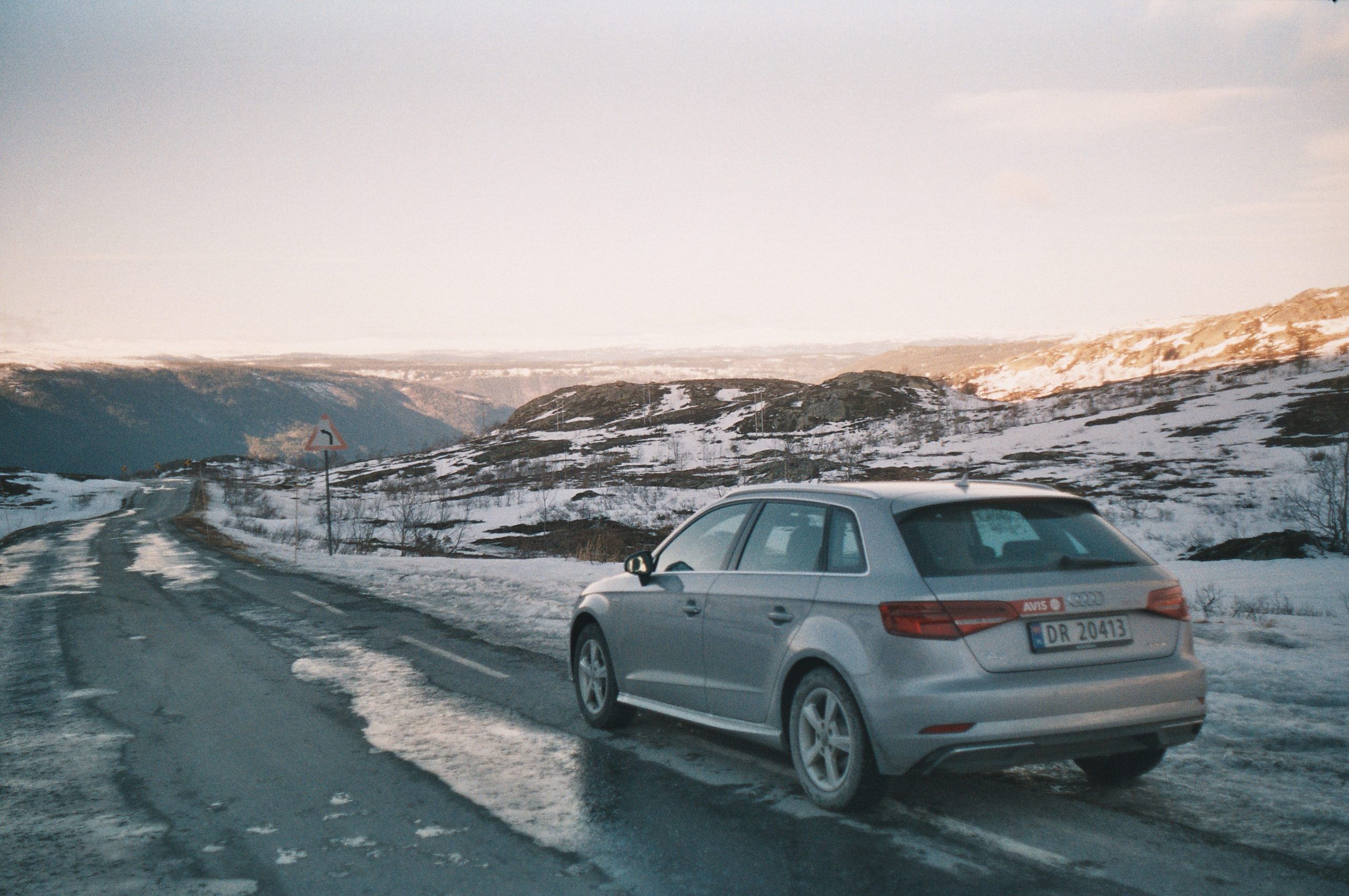 Audi leiebil på Norsk vei på snøføre.