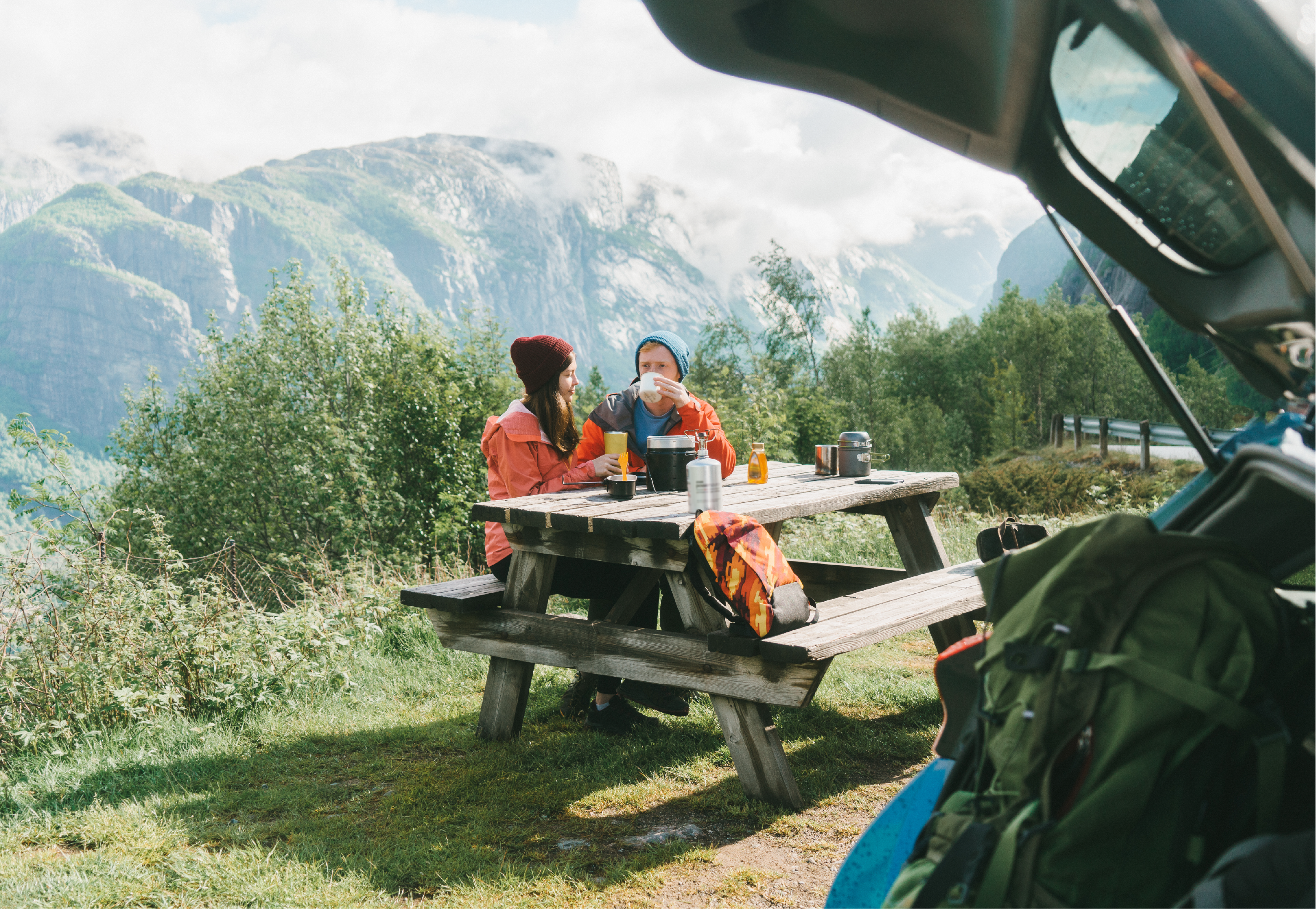 to personer på benk i norsk natur